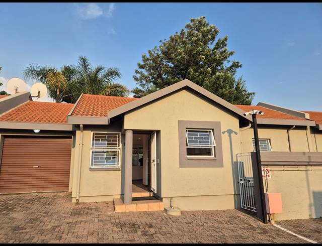 2 BEDROOM TOWNHOUSE FOR SALE IN VANDERBIJLPARK SE 3